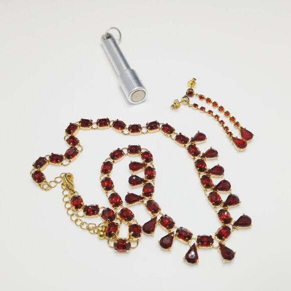 Avon 2004 Women’s Red Rhinestone Choker Adjustable Necklace Post Earrings Set - Picture 10 of 10